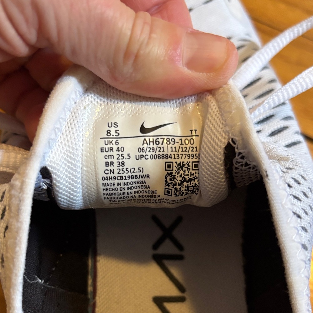 Nike Women’s Air Max 270 Sneakers in White and Black color way - Picture 3 of 5